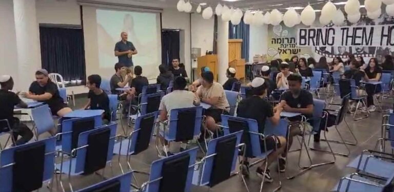 מפגש הדרכה לבני נוער היושבים בזוגות באולם